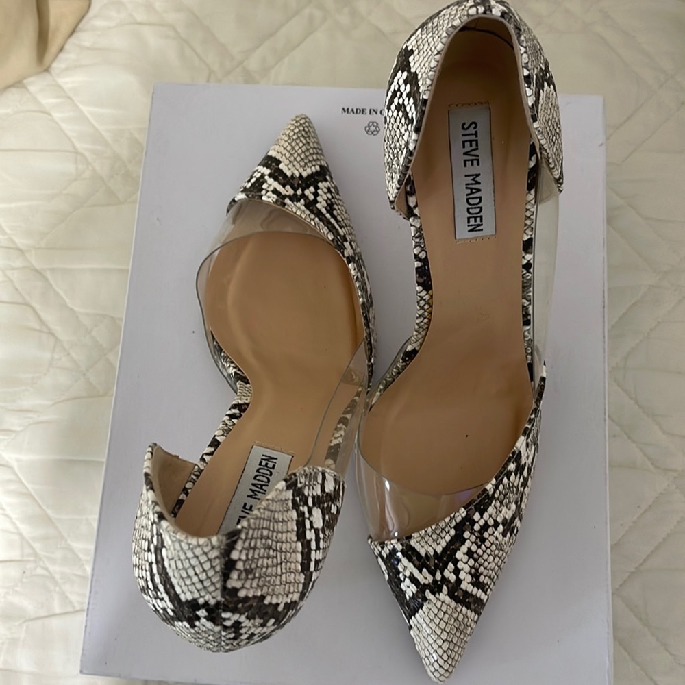 Elegant pumps by Steve Madden